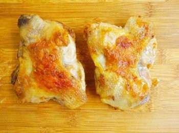 step4: 雞腿肉煎成金黃色，油油亮亮的，看起來就很美味，待溫度降下一些，即可放在菜板上切成小塊或切成薄片。