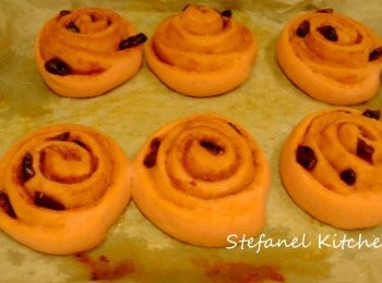 step10: 10A) 焗盤上放牛油紙，每個卷分開約2厘米，重覆步驟3發酵40分鐘至2倍大 ((如夏天溫度至27度或以上，便可在室溫發酵，用毛巾蓋著即可發酵)
10B) 焗爐預熱200度焗10分鐘即可