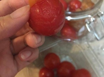 step2: 夠熟又淋身既車厘茄洗淨後，便可直接去皮備用