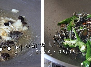 step2: 起鍋倒入些許沙拉油
將蒜瓣和豆鼓鮮下鍋爆香後轉中小火
再放進小魚乾翻炒至魚乾微酥
最後放進糯米椒、素蠔油和糖
翻炒均勻後再炒至糯米椒熟了即可。