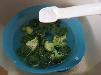 step3: 西蘭花用較剪剪成一棵棵,用一茶匙鹽略浸及洗淨