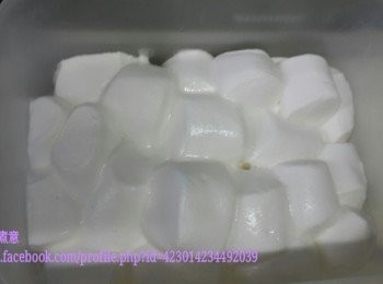 step2: 將棉花糖放入盒中、放入微波爐用最高火叮20-30秒，此時棉花糖會變大至2倍拎出