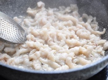 step3: 另外開始將紅蔥頭切掉頭尾並去剝掉外面一層皮，切片狀(不要切太細，差不多一顆切成4片)