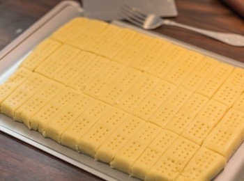 step7: 再用桿麵棍桿成約 1.5 厘米厚之長方形後，用切麵刀切成理想型狀，用叉子插出小孔（切到底部再提起刀具即可，不用完全分開成一塊塊餅乾）。