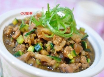 step10: 在滷肉中加點小小的創意時蔬，讓孩子吃到愛吃的料理也吃進了青菜喔~