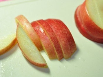 step5: 將甜桃切成片狀