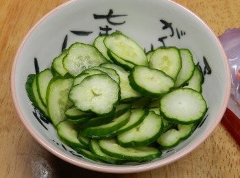 step3: 小黃瓜切薄片後，撒上一點鹽，十分鐘後用開水沖掉鹽，並抓乾，加入調味料後即可