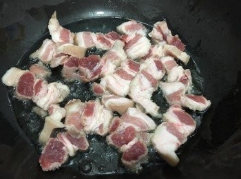 step13: 開鑊下2湯匙大火煎腩肉