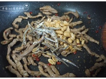 step7: 待炒至水份收乾後，放入花生及小魚，以及鹽、糖，翻炒一下即可起鍋。