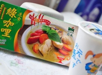 step1: 備料1:無糖豆漿或有機豆漿皆可、【穀盛綠咖哩】1/3塊(喜歡濃郁口味的就加入大塊一點喔)