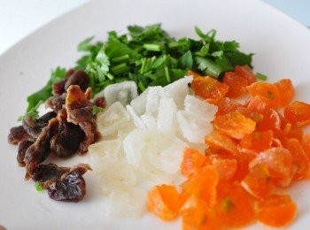 step2: 先將香菜切成末、冬瓜切成薄片狀、桔子切丁狀、龍眼先用熱水+紹興酒浸泡(浸泡的湯汁備用)