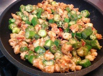 step5: 拌炒至秋葵熟