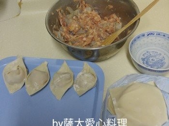 step3: 豬肉同蝦加埋調味料拌均， 放入餃子皮 ，邊上茶水 ，兩角對接 包成餃子状。