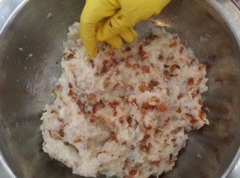 step6: 手戴手套，用手將糯米飯及臘味拌勻，再用輕力按壓成糯米糰。