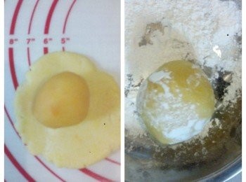 step11: 皮和餡雪好後，每份皮包入一份奶黃收口，再黏些高粉，入模印出月餅，再預熱焗爐250度，