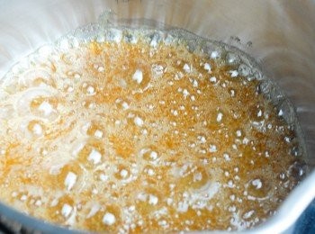 step1: 在煲內將細砂糖及糖漿拌勻，用中火煮至糖溶化