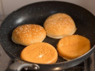 step12: 漢堡做法 - 漢堡包中間切開一半，切面向下，放入無油之平底鍋開中慢火煎至少許金黃色即可使用