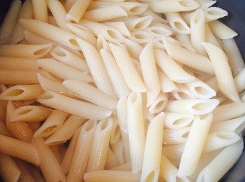 step2: 水滾下鹽放長通粉，按包裝指示煮好。撈起時留大約一量杯煮麵水。