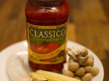 step1: 熱情的拿波里人崇尚簡單純粹的美味，嚴選陽光下自然熟成的番茄佐以清香羅勒，今天就讓我用Classico配上間單的蔬食帶您體驗拿波里風味！