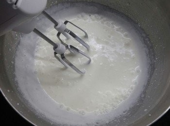 step2: 1個大碗將淡忌廉利用電動打蛋器高速打至企身(大約3分鐘)