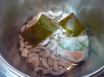 step3: 取快鍋,放入酒,味霖,步驟2的茶袋及昆布乾煮滾出香氣,續放入步驟1拌勻,倒入水蓋鍋蓋加壓5分鐘熄火待洩壓.