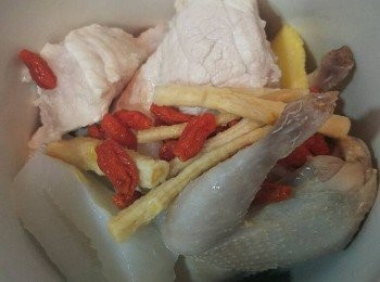 step1: 先將鵪鶉,瘦肉洗乾淨飛水
沙蔘，杞子浸水，大約 15-30分鐘
鮮海底椰去衣切細件