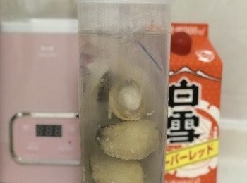 step5: 放入跟機附的容器，注入滾水至把膠袋完全蓋過，蓋上容器蓋後放入發酵機。溫度設定60度，時間3小時。