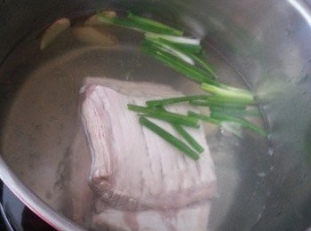 step2: 水滾將五花腩肉加上薑片.蔥.紹興酒煮20-30分鐘(要睇件豬肉大細和厚薄而定),熄火焗30分鐘