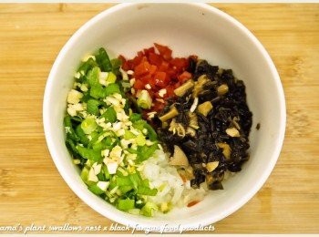 step4: 香菇昆布黑菇醬用菜刀剁碎，與切成蔥花的青蔥及蒜粒，也一同放入碗中。