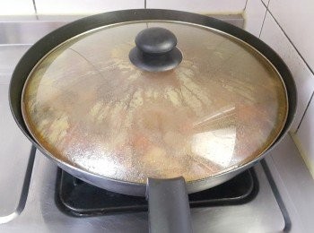 step2: 鍋中加入所有調味料及適量的水轉大火煮滾後轉小火煮20分~熄火悶15分 再開火煮滾轉小火20分熄火悶15分~備用