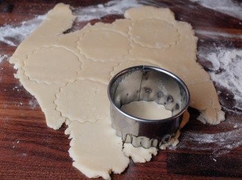 step3: 將麵團擀平，約0.5cm厚，印出餅乾形狀