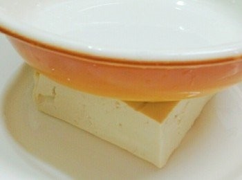 step1: 前晚先將豆腐的水份瀝乾 用一個乾淨的盤子壓在豆腐上就可把多餘水份去除