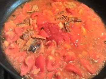 step3: 待水滾後加入番茄醬及其他調味料