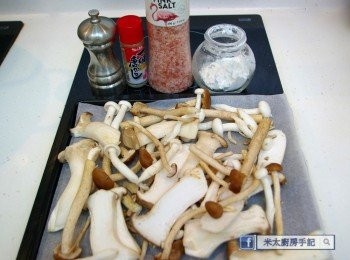 step1: 用水把菌沖一沖，用廚房紙把菌抹乾。然後把菌的根部切去，杏鮑菇垂直切片。