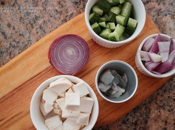 step1: 開爐燒熱鑊加油爆香蝦、BB青瓜粒、雞肶菇粒放入白酒