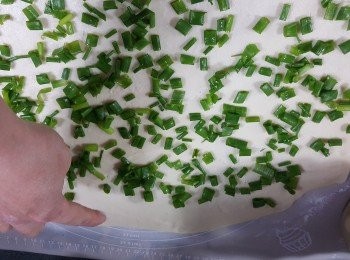 step8: 平均舖上蔥粒,頂部保留少許位置不要有蔥粒,作用是用作埋口用