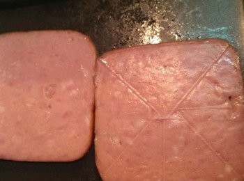 step2: 不用再放油,把蛋皮起鍋將三明治火腿煎一下