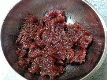 step2: 醬牛肉用牛頭牌沙茶炸醬一匙~醬油一匙~米酒一匙~少許的太白粉拌勻十五分鐘備用