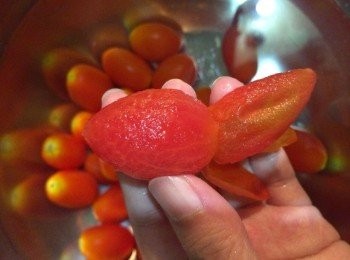 step2: 放入冰水中的番茄會很好去皮，將皮剝除，然後放涼
