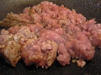 step2: 開中大火，把碎豬肉炒散至變顏色。蓋鍋焗一會。 
(如怕不熟透，可加 1茶匙水)