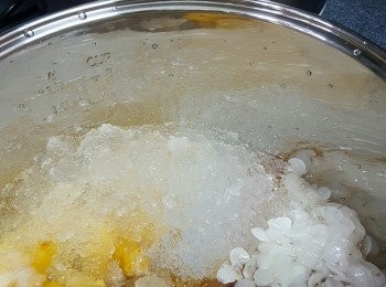 step5: 將步驟4的材料倒入【伊瑪牌「智營·金」低糖健康蒸飯煲】底層內鍋中