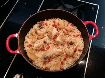 step10: 利用鑄鐵鍋或砂鍋都可輕鬆完成美味的麻油雞飯,米飯的Q彈不輸給糯米飯,使用白米來料理可讓不適合吃糯米的朋友們也能品嚐到"麻油雞飯"的美味。