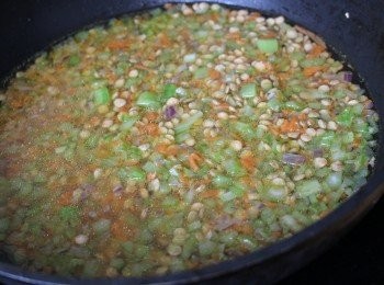 step4: 下雞湯至蓋過綠蘭豆面，蓋上鑊蓋轉小火煮40分鐘至豆淋