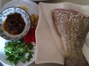 step1: 將魚尾洗淨瀝幹水分，蔥切絲《裝飾表面用》，香菜切粒，豆瓣醬剁碎，紅辣椒切絲待用~