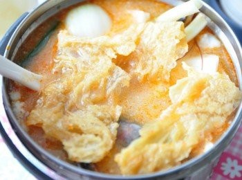 step3: 將所有<span class="group_1">食材</span>放入大同小Q鍋，並加入冷水約2量杯，加入叻沙調味包