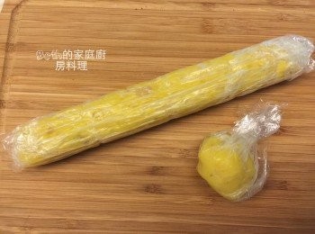 step4: 地瓜泥捲成長條形，或用保鮮膜塑形成小圓球，冰人冰箱冷藏1小時至定型