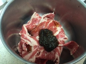 step3: 牛肉片中加入1匙沙茶醬、1匙醬油、少許高湯，抓勻後加入少許油，備用。