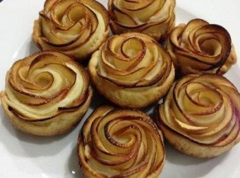 step7: 捲好後依序排入烤盤(用烤杯子蛋糕的烤盤),將烤箱預熱到200度,蓋上鋁箔紙，最後10分鐘時移開，總共烤約20分鐘左右，完成後取出放涼,最後撒上糖霜就完成囉.