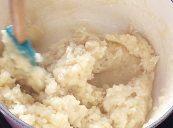 step3: 之後立即熄火加入麵粉，以木湯匙不停攪拌形成麵糰有粉粒為止。