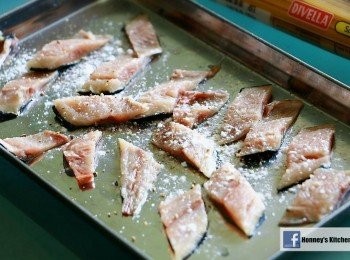 step4: 秋刀魚用少許鹽和胡椒粉調味, 再撲上適量粟粉